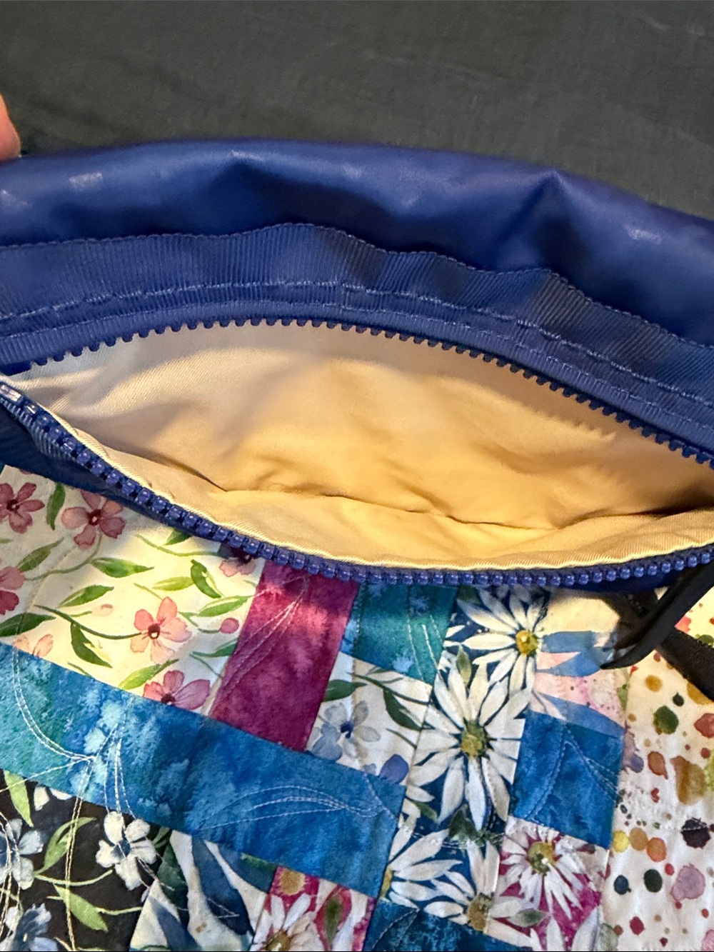 Lululemon festival bag, shadow warp sapphire blue with back strap, EUC! - Picture 8 of 13